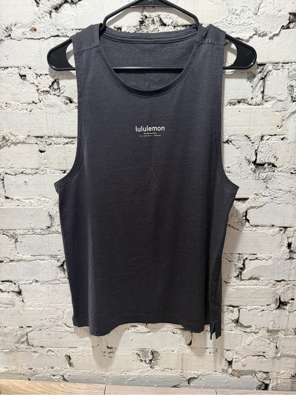 Lightweight knit workout tank top